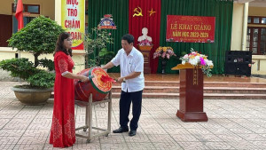Đồng chí Bí thư Đảng ủy, Chủ tịch UBND xã đánh trống khai giảng năm học mới